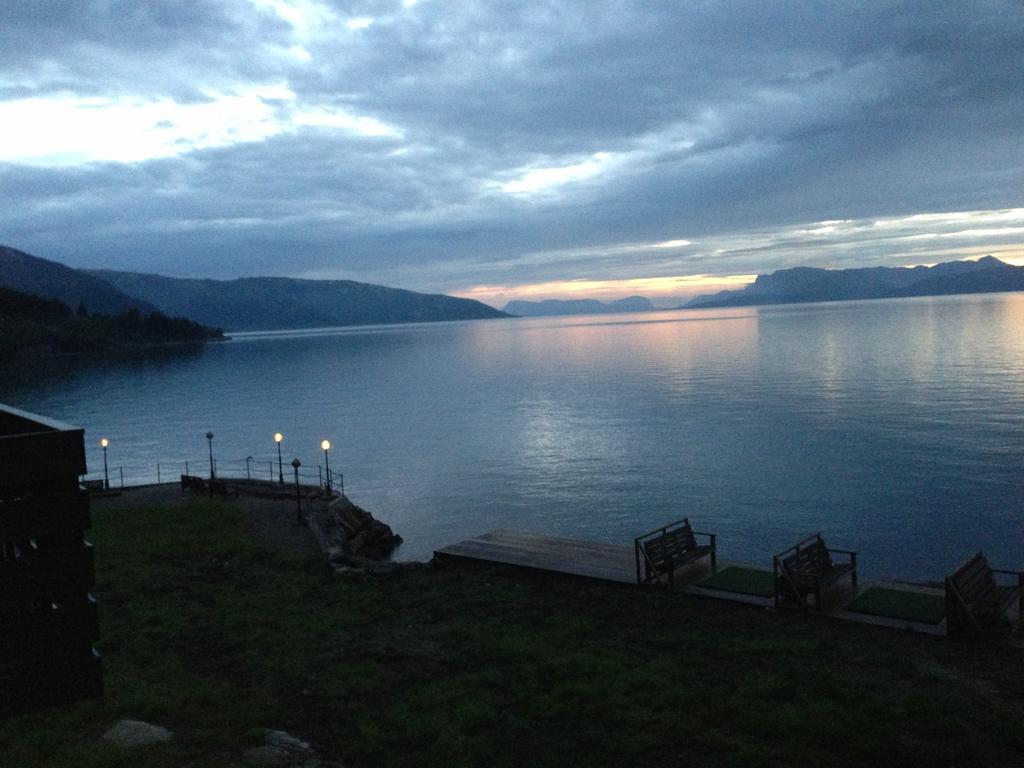 Brekkestranda Fjordhotel Brekke  ภายนอก รูปภาพ